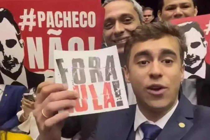 1_nikolas_segurando_placa_com_fora_lula_1_84329-27360693
