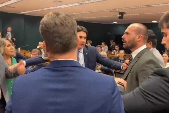 1_eduardo_bolsonaro_parte_para_cima_e_xinga_deputado_que_falou_que_a_facada_no_bolsonaro_era_fake_1681923835139_v2_1500x817-27851176