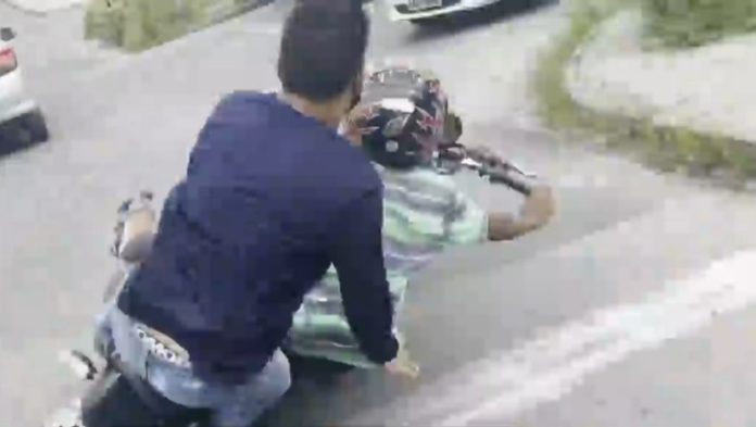Screenshot 2023-04-30 at 21-14-15 Vídeo suspeitos caem de moto roubada em Manaus antes de começar arrastão nas ruas - Estado do Amazonas