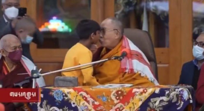 dalai-lama-beija-meninojpg-10042023073819409-1-768x418