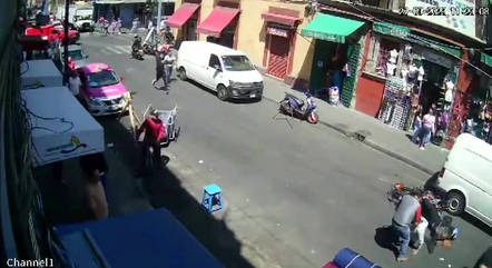 policial-mexicana-se-joga-contra-moto-04102023180437050