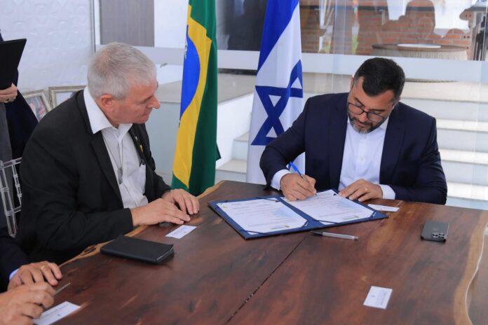 Wilson-Lima-recebe-embaixador-de-Israel-no-Brasil-e-assina-acordo-de-cooperacao-tecnica-4_Foto-Maurilio-Rodrigues-Secom-2048x1366