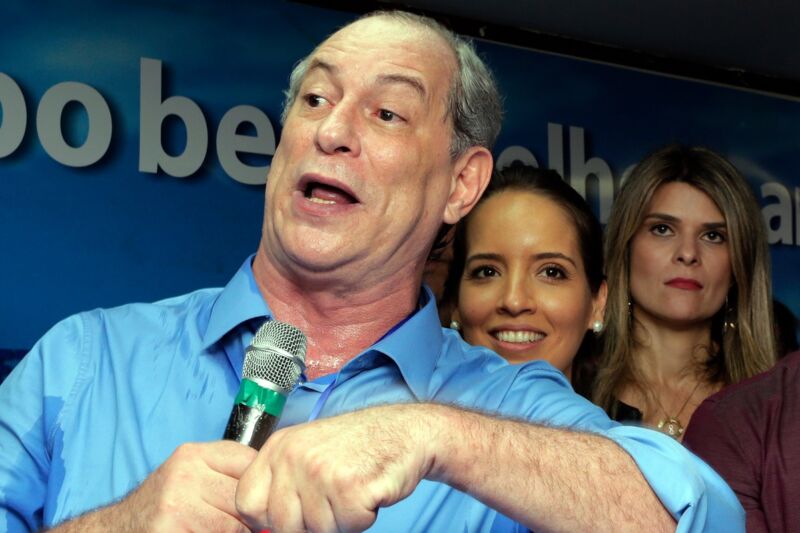 Ciro-Gomes-com-micorfone-na-mao