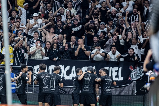 torcida-do-corinthians-exalta-memphis-depay-e-2i