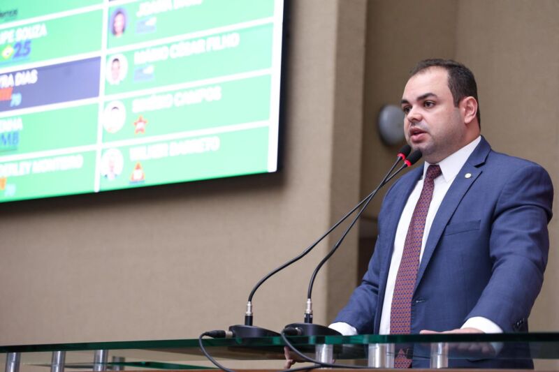 Presidente-Roberto-Cidade-apresenta-PL-que-propoe-regulamentacao-no-uso-da-Inteligencia-Artificial-no-Amazonas-Foto-Herick-Pereira