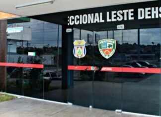 Homem é encontrado morto com mãos amarradas e placa com frase enigmática em Manaus