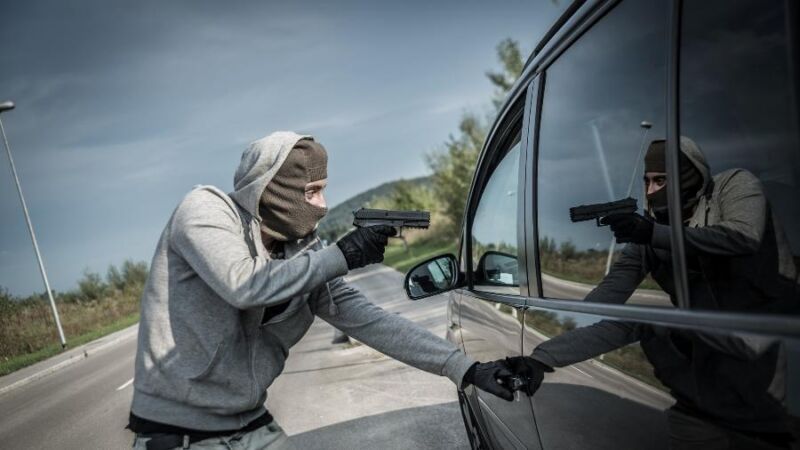 assalto-a-carro-automovel-bandido-assaltante-ladrao-seguranca-publica-assalto-a-mao-armada-arma-1710537406313_v2_900x506