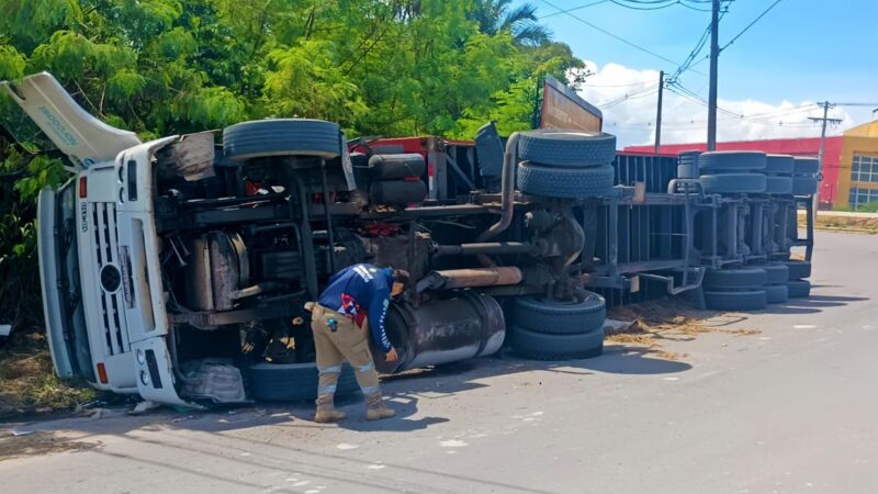 Detran-AM_Tombamento-de-caminhao_Creditos-Divulgacao-Detran-AM-1536x864