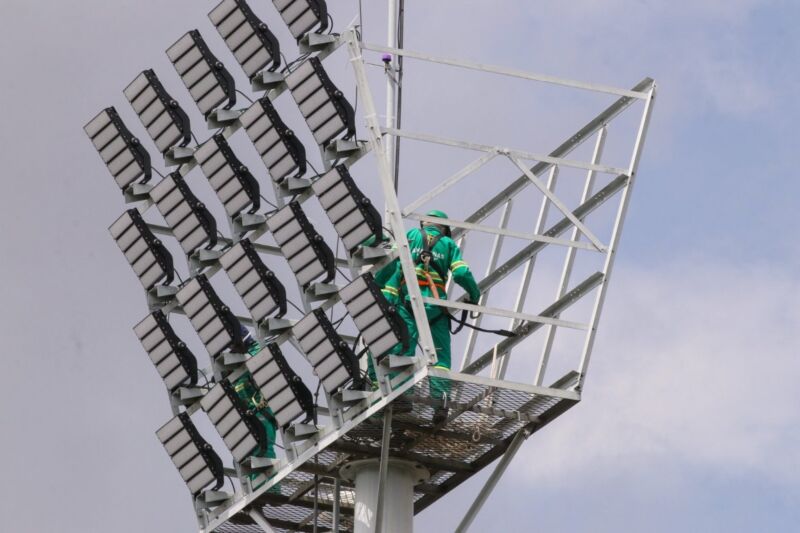 SEDEL-Instalacao-da-Nova-Iluminiacao-LED-no-Estadio-Carlos-Zamith-FOTO-Mauro-Neto-Secom-1536x1023