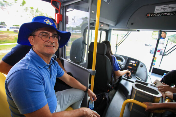 David-Almeida-entrega-novos-onibus-2-696x464