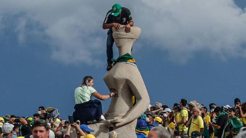 foto-mostra-mulher-com-uma-das-maos-na-pichacao-perdeu-mane-na-estatua-a-justica-durante-invasao-as-sedes-dos-tres-poderes-1674656035136_v2_900x506