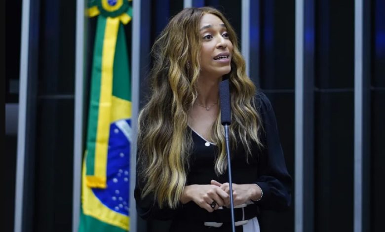 Erika-Hilton-e-a-primeira-lider-trans-em-bancada-no-Congresso-780x470