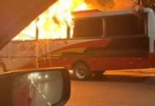 Ônibus da Rota pega fogo na Avenida Rodrigo Otávio e fica totalmente destruído em Manaus