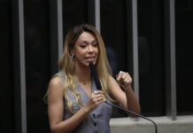 Hilton apresenta projeto garantindo 120 dias de licença a casais lésbicos na maternidade