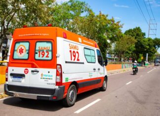 Casal fica ferido após acidente entre carro e motocicleta na Avenida André Araújo em Manaus