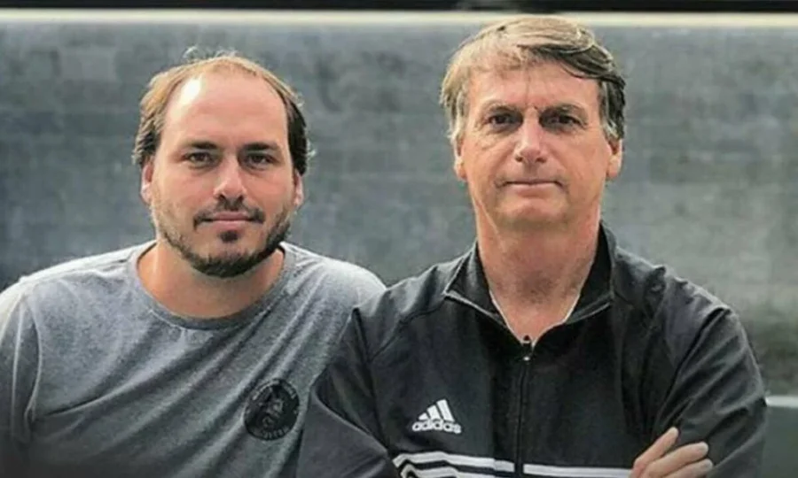 Carlos-Bolsonaro-Jair-Bolsonaro-1024x614
