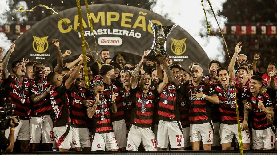 a-festa-do-titulo-do-flamengo-com-a-taca-do-brasileirao-2025-no-maracana-1764818332255_v2_900x506