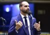 Eduardo Bolsonaro critica vacinação obrigatória