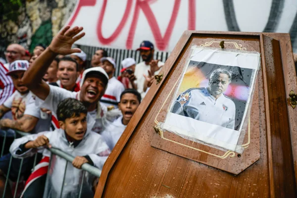 0c8889dd-torcida-do-sao-paulo-acompanha-a-votacao-do-impeachment-do-presidente-julio-casares-metropoles-5-scaled