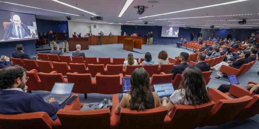 Moraes homologa acordo para que dois militares cumpram pena alternativa em vez de prisão