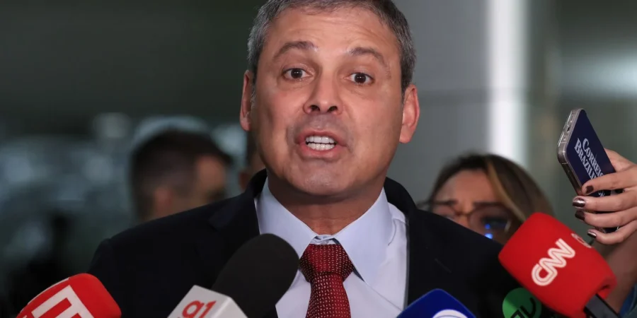Governo deve propor fim da escala 6x1, afirma líder do PT