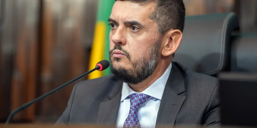 Afastado da presidência da Alerj, Rodrigo Bacellar renova licença do mandato
