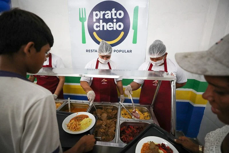 Auxílio Estadual e Prato Cheio: como programas do Amazonas transformam vidas e combatem a fome