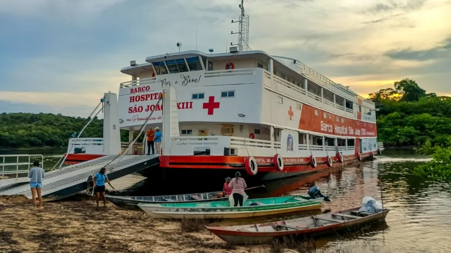 Barco hospital São João XXIII leva saúde a comunidades ribeirinhas de Itapiranga