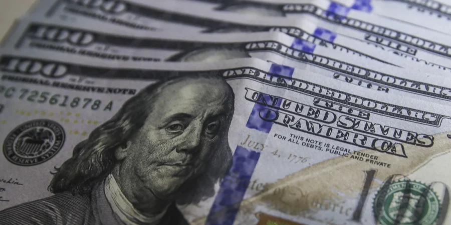 Dólar recua e fecha a R$ 5,22, impulsionado por otimismo no mercado externo