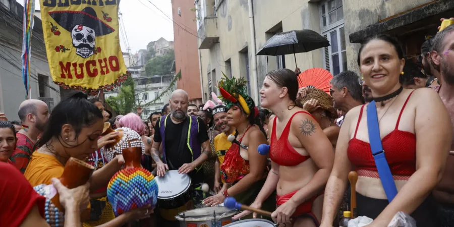 Besa Me Mucho leva música latina e política para as ladeiras do Morro da Providência
