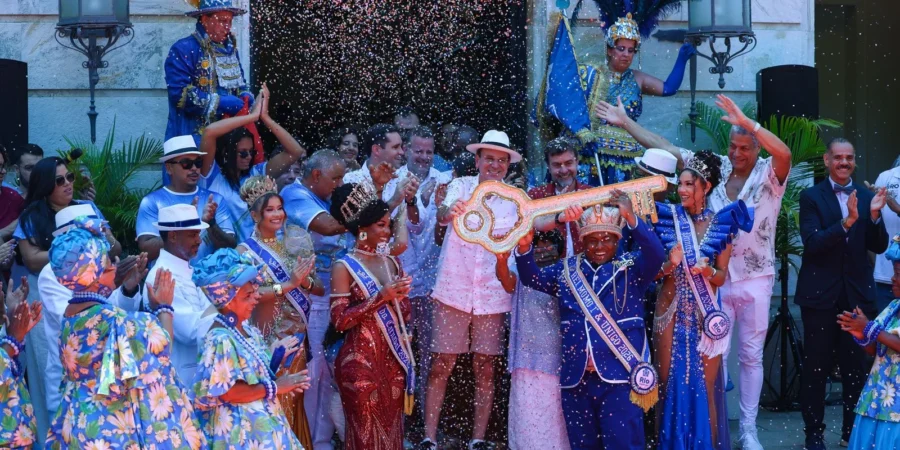 Rei Momo recebe a chave da cidade e declara aberto o Carnaval do Rio 2026