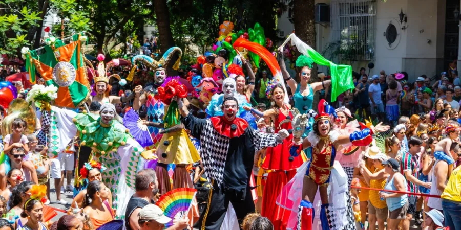 Carnaval 2026 no Rio: 56 blocos desfilam neste domingo com expectativa de milhões de foliões