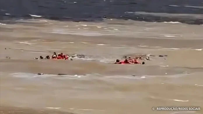 Helicóptero e sonares modernos reforçam buscas por vítimas de naufrágio no Amazonas