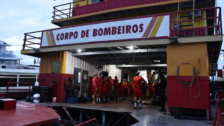 Bombeiros encontram corpo de terceira vítima do naufrágio da lancha Lima de Abreu XV no AM