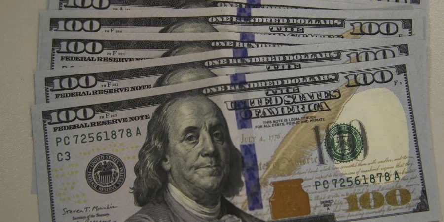 Dólar sobe e se aproxima de R$ 5,25 com tensões EUA-Irã e ata do Fed