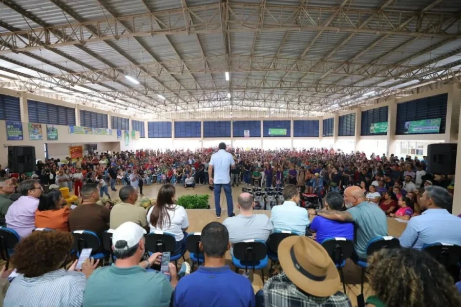Wilson Lima inaugura fábrica de gelo e amplia ações sociais no Careiro Castanho