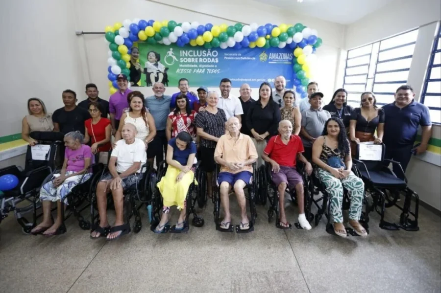 Wilson Lima entrega benefícios sociais e agrícolas em Manaquiri em comemoração aos 44 anos do município