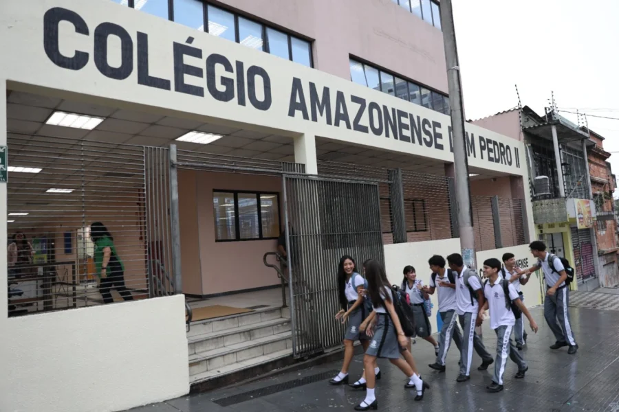 Alunos do Colégio Amazonense Dom Pedro II iniciam aulas em novo prédio provisório em Manaus