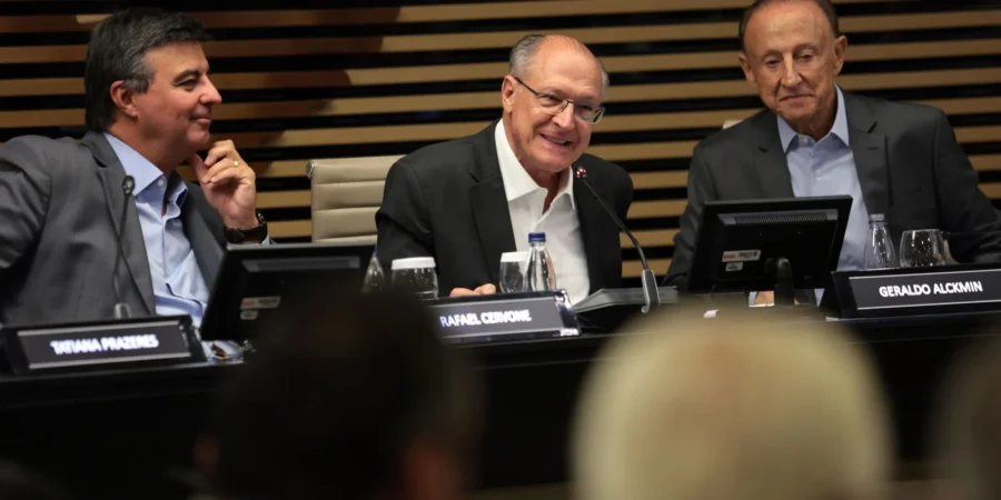 Alckmin defende redução da jornada de trabalho como tendência mundial e assina acordos com a Fiesp
