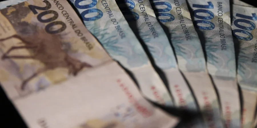 Arrecadação federal bate recorde em janeiro com R$ 325,7 bilhões, impulsionada por IOF e IR