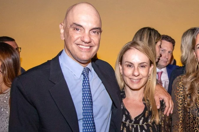 1_3-o-ministro-do-stf--alexandre-de-moraes--viviane-barci-de-moraes--rita-nolasco-e-o-presidente-do-stf--ministro-lui--s-roberto-barroso-59228306