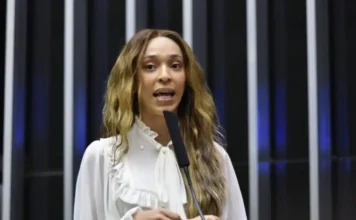 Conselho de Ética aprova processo que pode suspender mandato da deputada trans Erika Hilton