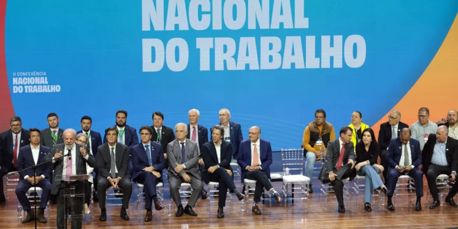 Lula propõe acordo entre patrões, empregados e governo para definir fim da escala 6x1