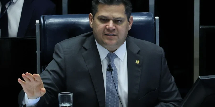 Alcolumbre mantém sessão da CPMI do INSS que quebrou sigilo de Lulinha e rejeita recurso governista