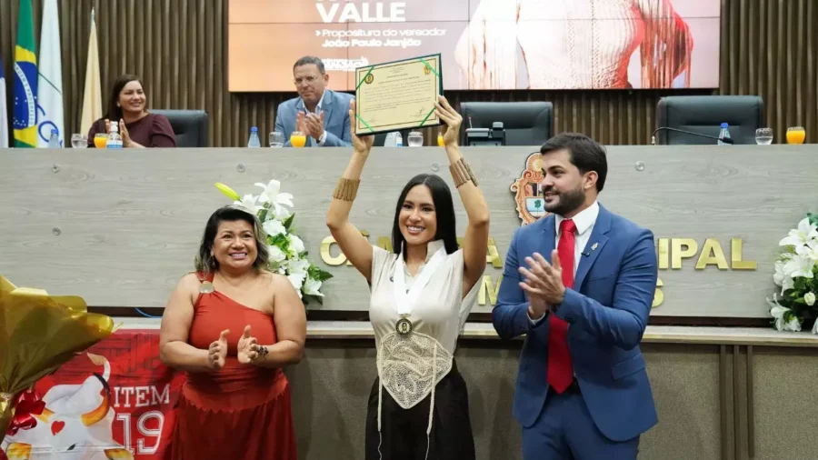 CMM-homenageia-Isabelle-Nogueira-com-Medalha-de-Ouro-Rodolpho-Valle.jpg