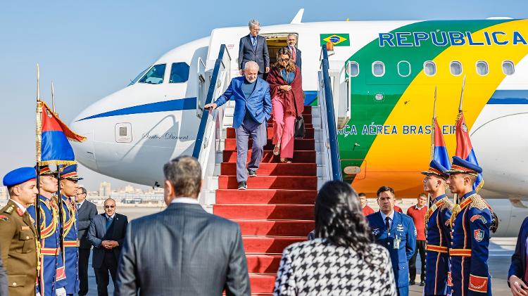 14fev2024---presidente-da-republica-luiz-inacio-lula-da-silva-desembarca-no-cairo-egito-1727827428994_v2_750x421