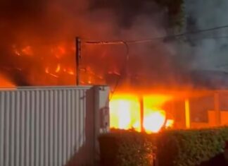 Incêndio de grandes proporções destrói casa na Zona Centro-Oeste de Manaus