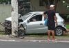 Carro fica destruído após acidente e colisão contra poste na Avenida São Jorge em Manaus