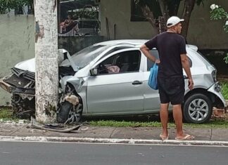 Carro fica destruído após acidente e colisão contra poste na Avenida São Jorge em Manaus