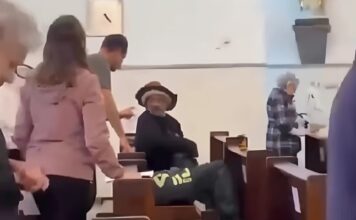 Vídeo! Homem é flagrado se masturbando durante missa